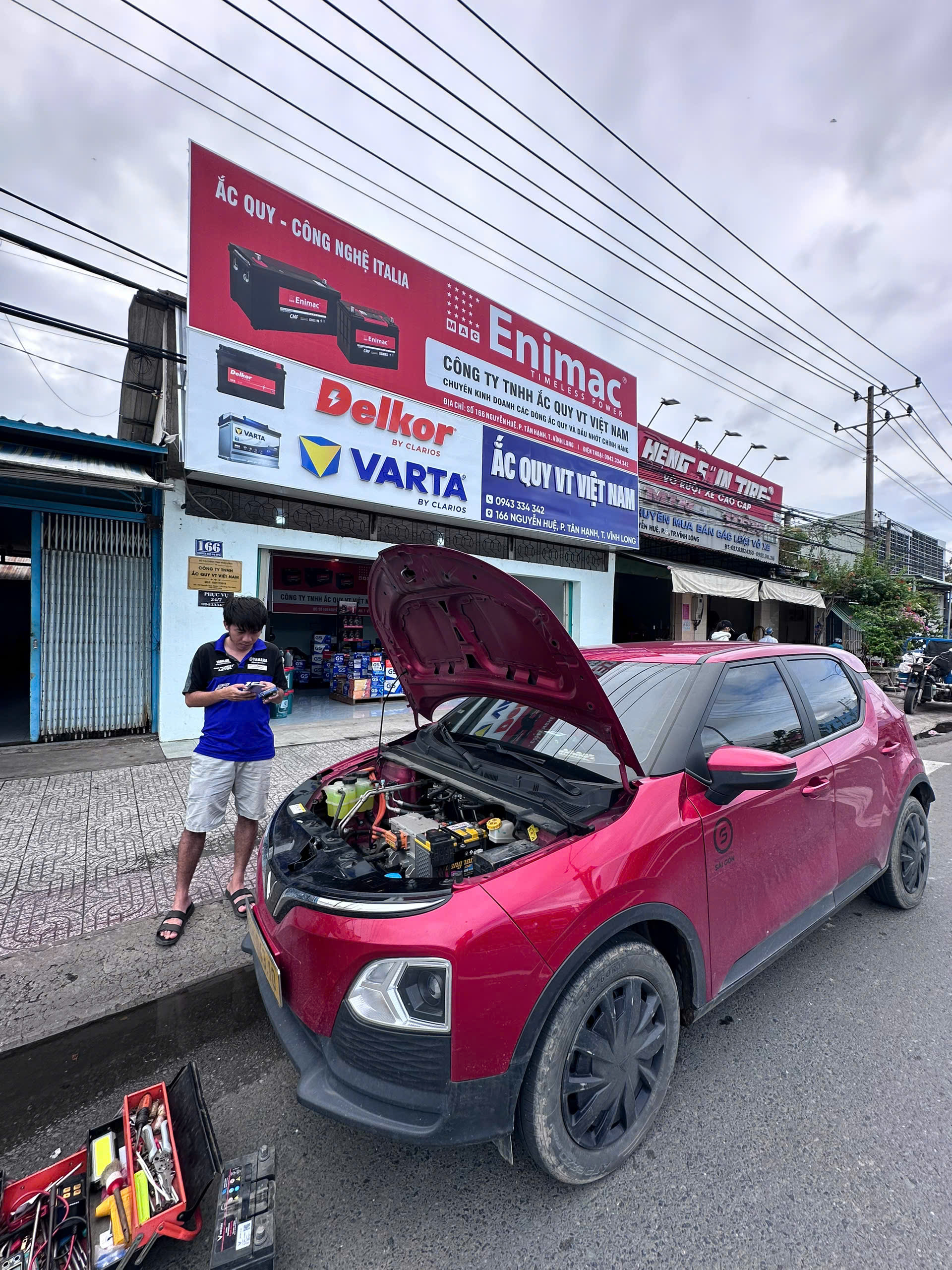 Hướng dẫn cách chọn ắc quy đúng cho ô tô dựa trên Ah, CCA, kích thước, cọc bình và công nghệ. Tư vấn thay ắc quy ô tô tại Vĩnh Long