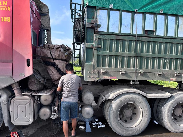 Ắc quy xe đầu kéo Chenglong H7 150Ah. Tư vấn chọn bình, kiểm tra và thay ắc quy Chenglong H7 đúng thông số tại Vĩnh Long. Hotline 0943 334 342